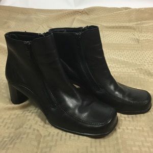 Fabulous St John’s Bay Blk Ankle Boots Sz 8M